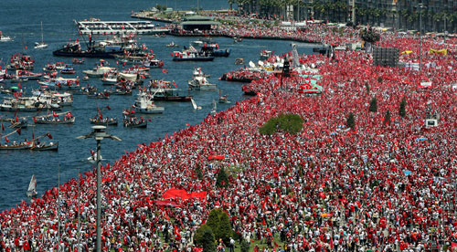 آلاف المتظاهرين في أزمير أمس (كريم أوكتن -