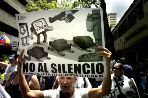 فنزويلي يحتجّ على قرار تشافيز رافعاً عبارة «لا للصمت» خلال تظاهرة في كاراكاس أوّل من أمس (شيكو سانشيز - إي بي