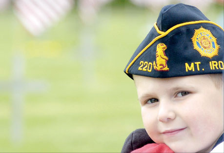 طفل أميركي يرتدي قبّعة عسكرية تعود لوالده خلال تكريم قتلى الجيش في فيرجينيا أمس (مارك سوير - أ ب)