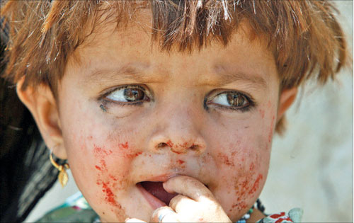 طفلة أفغانية في أحد مخيمات اللجوء داخل باكستان أمس (ميان خورشيد - رويترز)