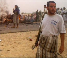 يمنيون في ساحة التفجير في مأرب أمس (رويترز)