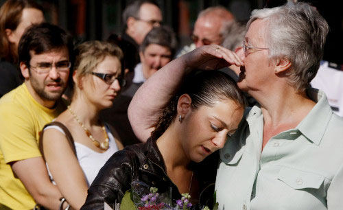 بريطانيّتان تنتحبان في الذكرى الثانية لتفجيرات لندن التي راح ضحيّتها 52 شخصاً في محطّة «كينغز كروس» أوّل من