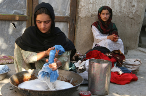 أفغانيّتان في منزلهما في جلال أباد الأسبوع الماضي (فرزانا وحيدي - أ ب)