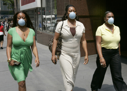 أميركيات يضعن أقنعة حماية من الغازات السامة في مانهاتن أمس (تيموتي كلاري - أ ف ب)