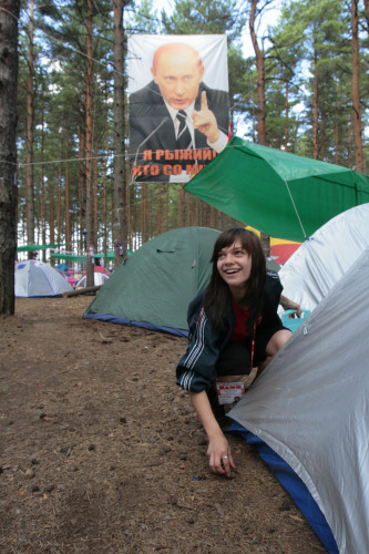 روسيّة من حركة «ناشي» المناصرة لبوتين في المخيّم شمال شرق موسكو (سيرغي بونوماريف - أ ب)