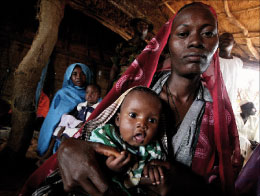 امرأة وطفلتها في عيادة طبيب في جنوب دارفور أمس (أ ف ب)