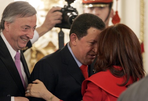 تشافيز يقبّل كريستينا أمام كيرشنر في مبنى الحكومة في بوينوس آيرس أمس (ناتاشا بيسارينكو - أ ب)