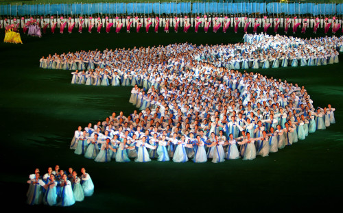 كوريون يشكلون بأجسادهم خريطة شبه الجزيرة الكورية خلال افتتاح دورة لألعاب القوى في بيونغ يانغ الاثنين الماضي (اليزابيث دالزيل - أ ب)