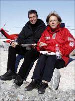 ميركل وغابريال يتناولان الطعام في غرينلاند أمس (مايكل كابلر - أ ب)