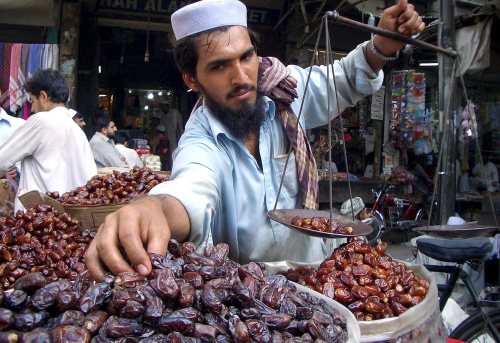 باكستاني يبيع التمر في بيشاور أمس (أرشاد أرباب - إي بي أي)