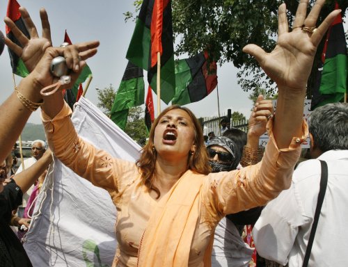 باكستانية تهتف ضد مشرّف خلال تظاهرة في إسلام آباد أمس (ميان خورشيد - رويترز)