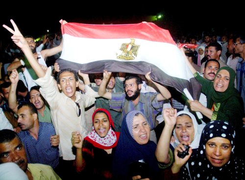 مصريّون خلال تظاهرة عمّاليّة في مصنع «المحلّة» للأقمشة شمال القاهرة أوّل من أمس (إي بي أي)