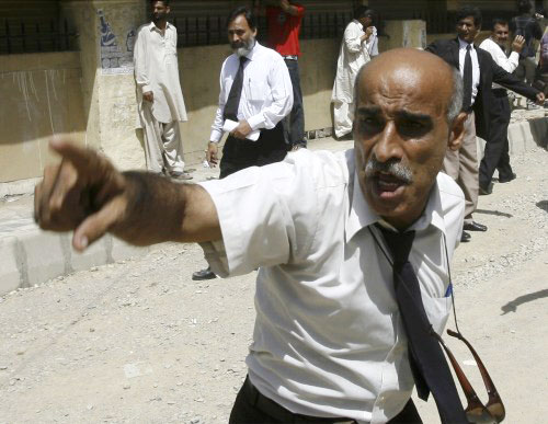محام باكستاني خلال مواجهات مع الشرطة في كاراتشي أوّل من أمس (زاهد حسين - رويترز)