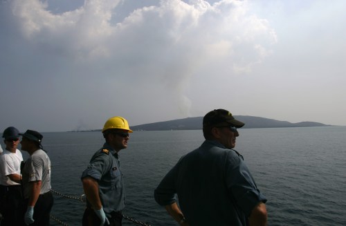 رجال بحرية كنديون يراقبون انفجار البركان (خالد عبد الله - رويترز)