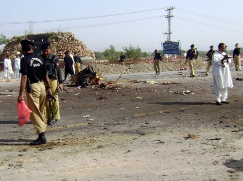 جنود باكستانيون في موقع الانفجار في بانو أمس (إي بي أي)