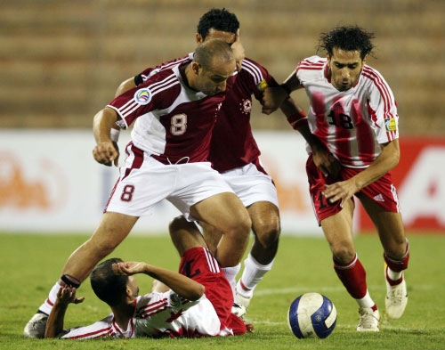لاعبا النجمة هاشم وعطوي في صراع على الكرة مع لاعبي شباب الأردن أبو هشهش وداود (محمد علي)