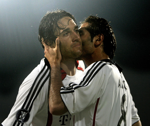 حميد التينتوب طابعاً قبلة على خدّ لوكا طوني الذي مرّر له كرة الهدف الثاني (ن. أسفوري - أ ف ب)