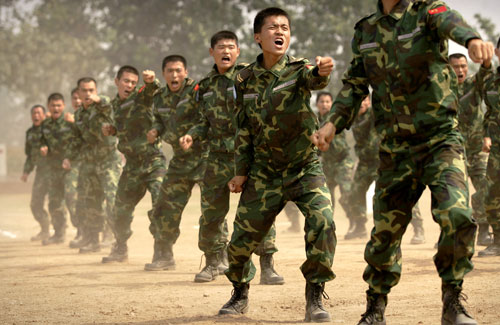 جنود صينيّون خلال تدريبات في محافظة هينان في وسط البلاد الشهر الماضي (بيتر باركس - أ ف ب)