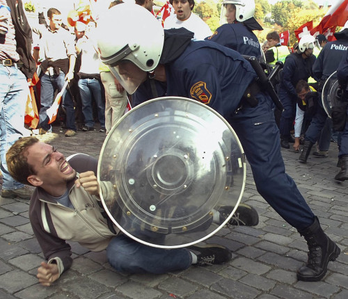 اشتباكات بين الشرطة ومتظاهرين ضدّ حزب الشعب في بيرن أول من أمس (لوقاس ليهمان - أ ب)