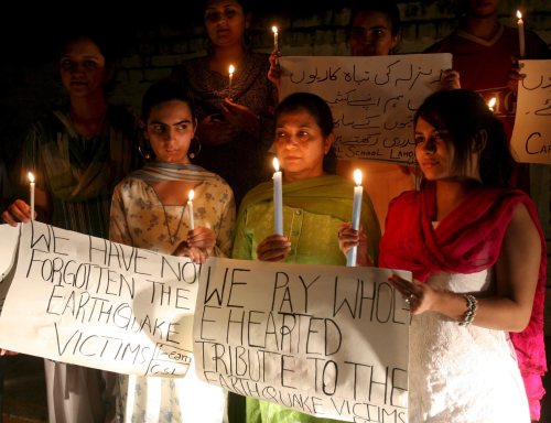 مدرّسات باكستانيات يضئن الشموع في ذكرى زلزال كشمير في لاهور أمس (عارف علي - أ ف ب)