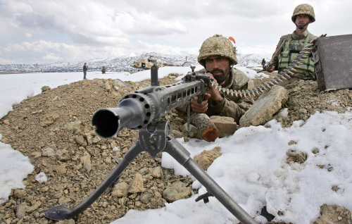 جنديّان باكستانيّان في «ألوارا ماندي» شمال وزيرستان عند الحدود الأفغانيّة (أرشيف - أ ف ب)