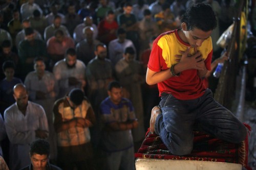 مصريّون يصلّون في أحد مساجد القاهرة أمس (عمر دلش - رويترز)