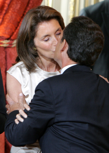 قبلة بين ساركوزي وزوجته بعد إعلان فوزه في الانتخابات الرئاسية في أيار الماضي (أ ب)
