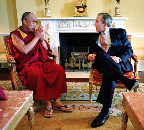بوش والدالاي لاما خلال لقائهما في البيت الأبيض في آذار من العام 2001 (أ ف ب)
