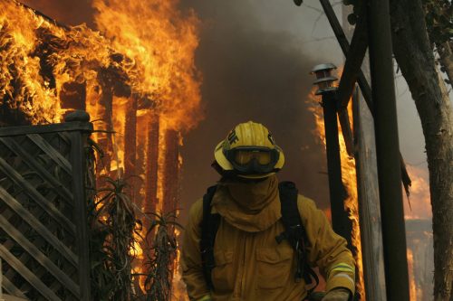 رجل إطفاء يكافح النيران في سان دييغو امس (ماري أنوزوني - رويترز)