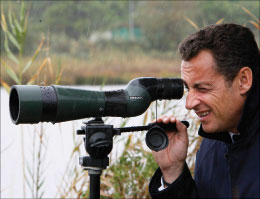 ساركوزي خلال زيارة إلى محميّة للعصافير في كورسيكا أمس (فيليب ووجازر - رويترز)