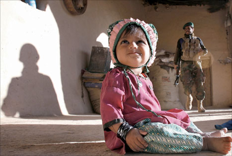 طفلة أفغانيّة أثناء تفتيش جنود لمنزلها في بالوشي في محافظة أوروزغان أمس (غوران توماسيفيتش - رويترز)