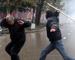 شرطي جورجي يعتدي على متظاهر لساكاشفيلي في تبيليسي أمس (زوراب كورتسيكيدزي - إي بي أي)