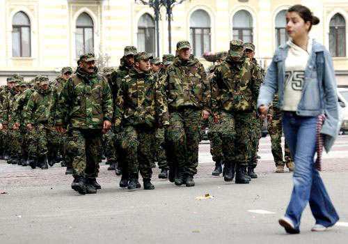 انتشار الجيش في وسط تبليسي أمس (دافيد مادزيناريشفيلي - رويترز)