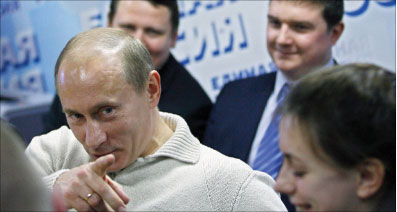بوتين خلال لقائه مع أنصاره في سان بطرسبورغ أمس (سيرغي بونوماريف - أ ب)