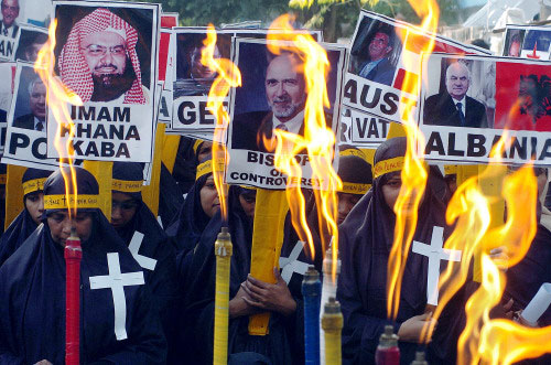 باسكتانيّون من الأقليّة المسيحيّة يتظاهرون ضدّ مشرّف محرقين صوراً لزعماء دينيّين وسياسيّين في إسلام أباد أمس (شاه ماراي - أ ف ب)