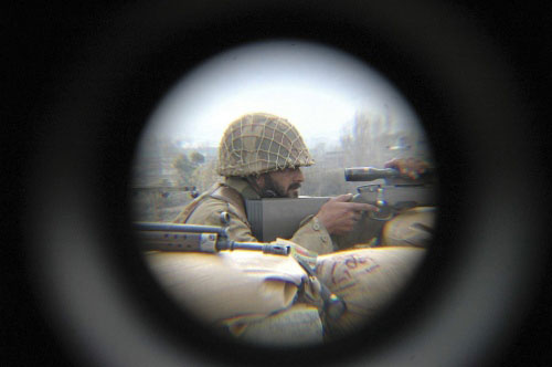 جندي باكستاني في وضعيّة قتاليّة بعد تفجير انتحاري ضرب شمال شرق البلاد أمس (عمّاد وحيد - رويترز)