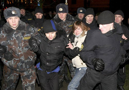 جنود بيلاروس يشتبكون مع متظاهرين ضد الوحدة مع روسيا في منسك أول من أمس (ألكسندر إيانيشكيفيتش - (رويترز)
