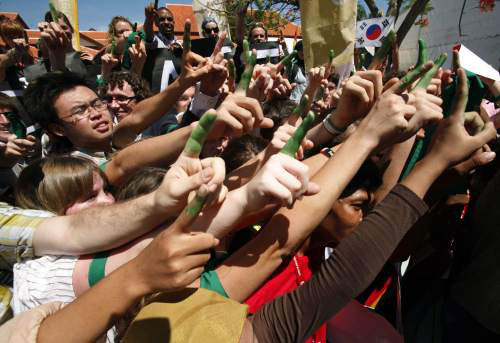 ناشطون بيئيّون يتظاهرون على هامش المؤتمر أمس (يوسف أحمد طويل - رويترز)