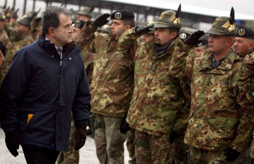 برودي يستعرض جنوداً إيطاليّين في كابول أمس (إيتوري فيراري - إي بي أي)