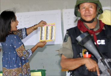 جندي تايلاندي يراقب عملية فرز الأصوات في مقاطعة يالا (جنوب) أمس (محمد صبري - أ ف ب)
