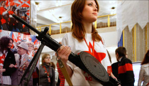 روسيّة من حركة “ناش” الموالية لبوتين تحمل سلاحاً من الحرب العالمية الثانية خلال معرض في مقرّ الحركة في موسكو أول من أمس (ميشا جابارايدز - أ ب)