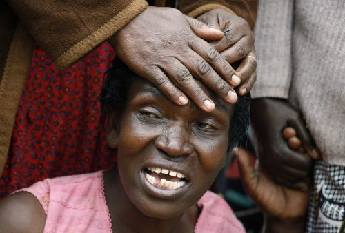 كينيّة تبكي ابنها الذي قُتل في أعمال العنف في نيروبي أمس (نور خميس ـ رويترز)
