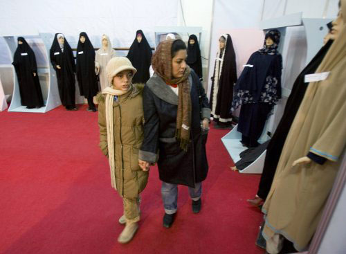 إيرانيتان في معرض للأزياء الإسلامية في طهران أمس (مرتضى نيكوبازل - رويترز)