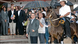 أوريبي خلال استقباله  رايس في ميدلين أول من أمس (خوسيه ميغيل غوميز - رويترز)