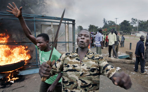 كينيّون من قبيلة «ليو» خلال احتجاج ضدّ قبيلة «كيكويو» في كيسومو عند الحدود الأوغنديّة أمس (بن كورتيس - أ ب)