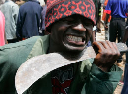 كيني من أنصار المعارضة يحتجّ على طريقته في نيروبي أمس (كاريل برينسلو ـ أ ب)