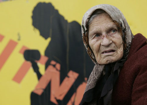 ناخبة من كوسوفو تنتظر دورها للإدلاء بصوتها في بريستينا أمس (هازير ريكا - رويترز)
