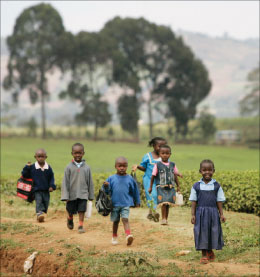 أطفال يتوجّهون إلى المدرسة في إحدى القرى الكينية أول من أمس (بن كيرتس - أ ب)