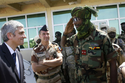 قائد الشرطة التشاديّة د. إدريس يرحّب بوزير الدفاع الفرنسي إرفيه مورين أمس (ج. ديلي - أ ب)