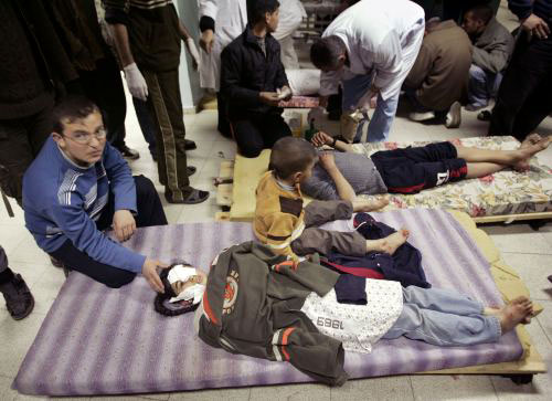 أطفال جرحى في أحد مستشفيات غزة أمس (إبراهيم أبو مصطفى ــ رويترز)